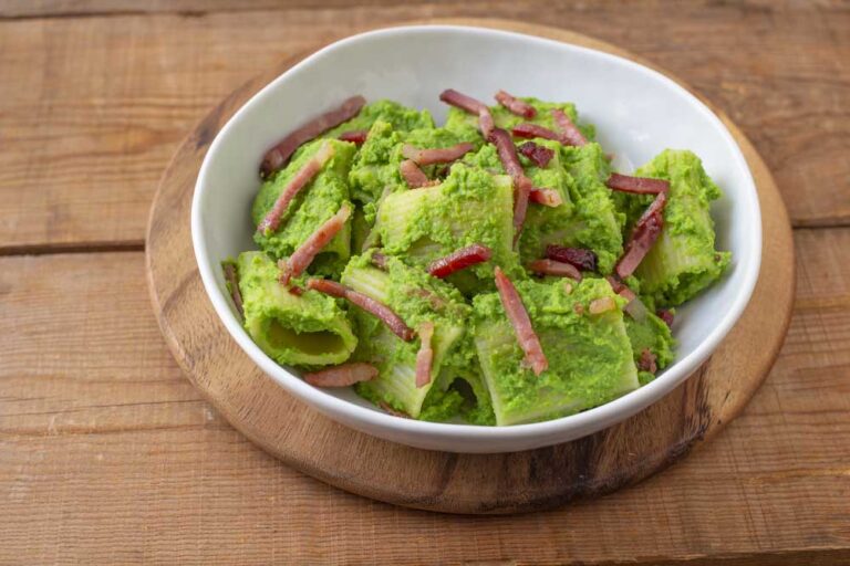 Paccheri with pea cream and speck